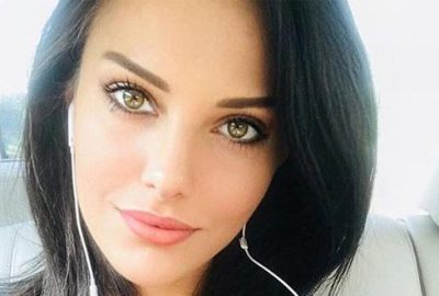 Göğüs dekoltesiyle gündem oldu!