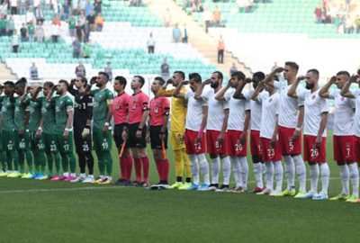 Maç öncesi asker selamı