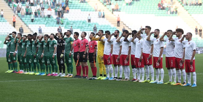 Maç öncesi asker selamı