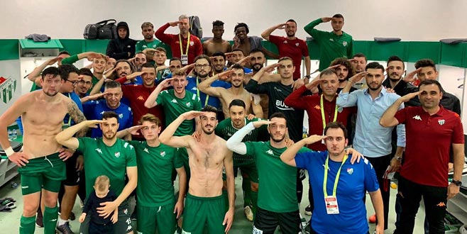 Soyunma odasında selamı çaktılar