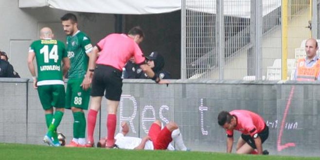Emircan hakemle çarpıştı