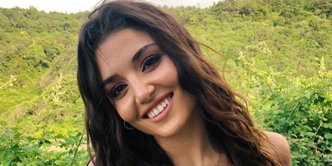 Hande Erçel dekolteli elbisesiyle sosyal medyayı salladı!