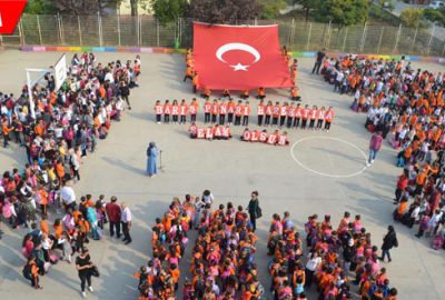 750 öğrenci aynı anda Mehmetçiğe selam gönderdi