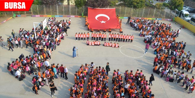 750 öğrenci aynı anda Mehmetçiğe selam gönderdi
