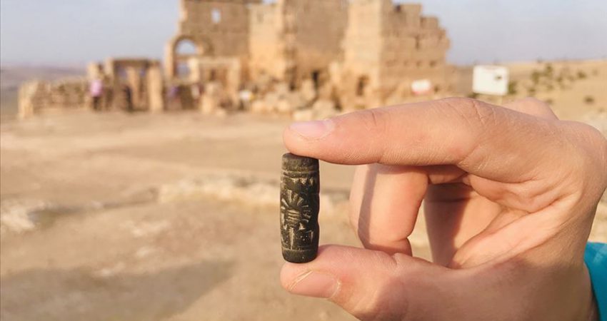 3 bin yıllık ‘Asur mührü’ kazılarda ortaya çıktı Diyarbakır'ın Çınar ilçesinde Roma İmparatorluğu döneminde "askeri yerleşim" olarak kullanılan