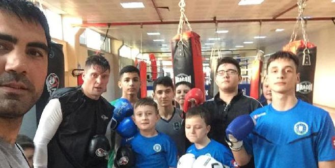 Seleznov boksta hünerlerini sergiledi Seleznov boksta hünerlerini sergiledi