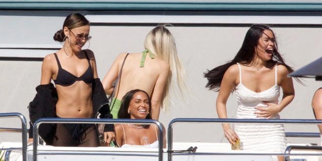 Ünlü rapçi 30 kadınla denize açıldı!