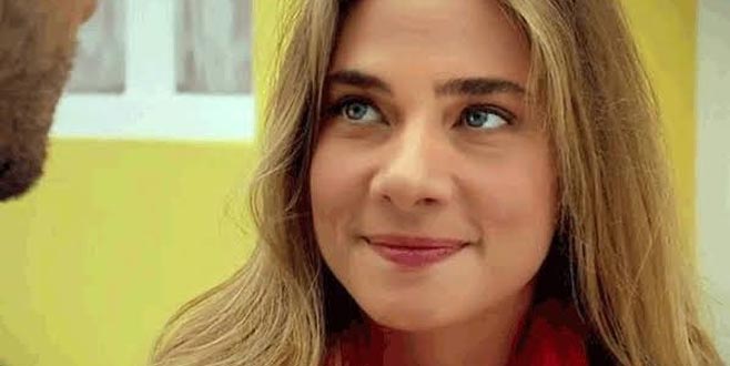 7 aylık hamile ünlü oyuncu yırtmacın dozunu fena kaçırdı