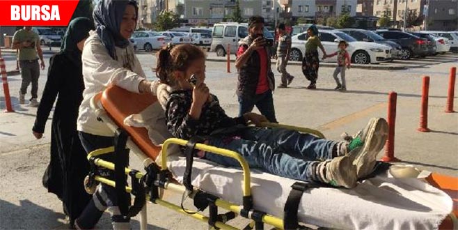 Kazada yaralanan küçük kız, elindeki çikolatayı bırakmadı