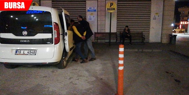 Sokak ortasında bıçaklayıp kaçtı