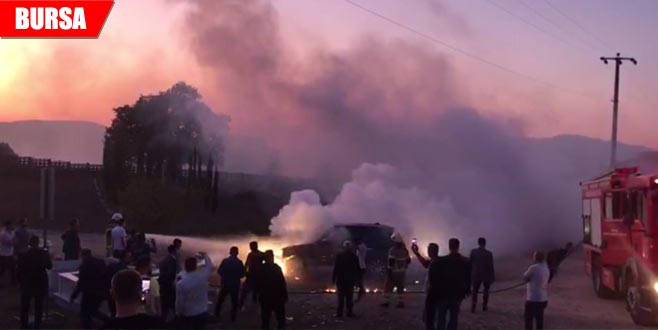 Park halindeki lüks araç alev aldı Park halindeki lüks araç alev aldı