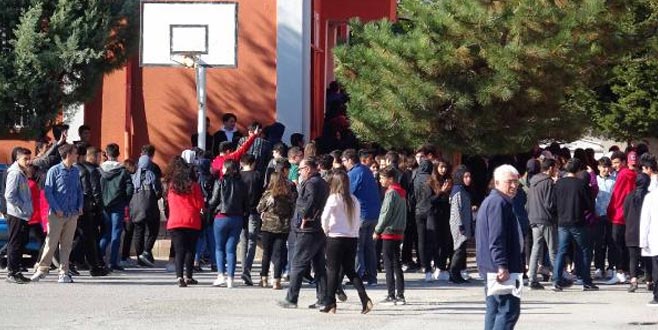 Liseyi karıştıran iddia! Veliler ve öğrenciler ayağa kalktı
