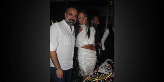 Eşine altın doğum günü pastası