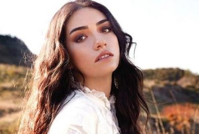 Göğüs dekoltesiyle geceye damga vurdu!