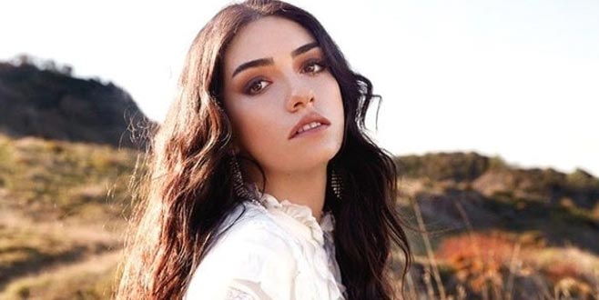 Göğüs dekoltesiyle geceye damga vurdu!