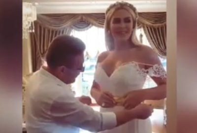 Babası kırmızı kuşak yerine altın kemer taktı