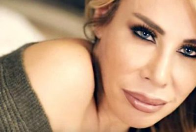 44’lük Linet, derin dekoltesiyle genç kızlara taş çıkarttı