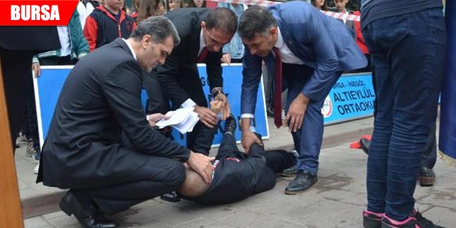 Cumhuriyet Bayramı töreninde fenalaştı Cumhuriyet Bayramı töreninde fenalaştı