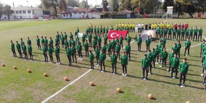 Altyapı oyuncularından 29 Ekim koreografisi