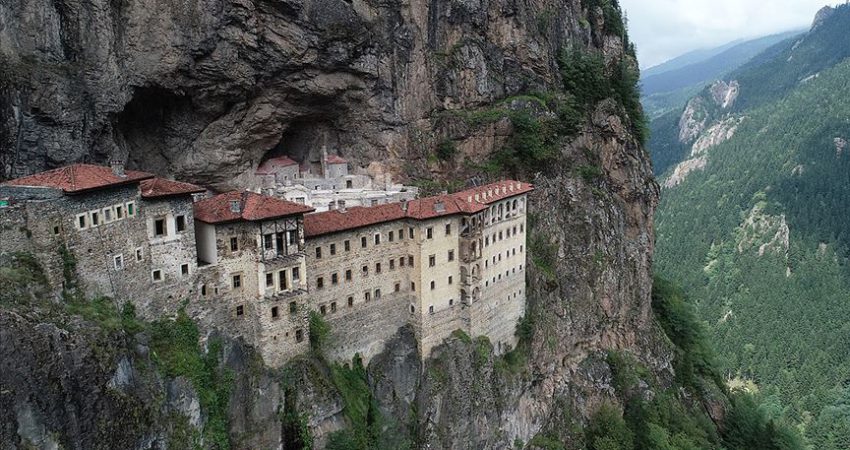 Sümela Manastırı’nı 4 ayda 220 bin kişi ziyaret etti Türkiye'nin önemli inanç turizmi rotalarından Sümela Manastırı'nı, restorasyon çalışmalarının birinci