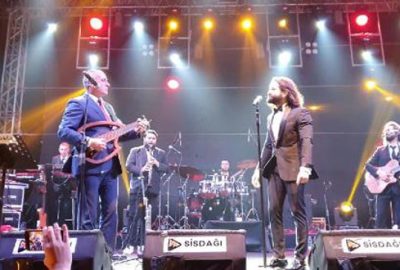 Koray Avcı, Gemlik Belediye Başkanı ile düet yaptı