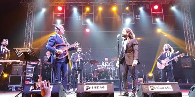 Koray Avcı, Gemlik Belediye Başkanı ile düet yaptı