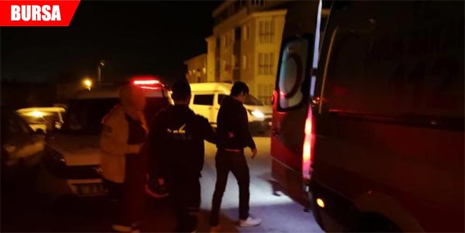 Kardeşi ve kuzenini taşla yaraladı