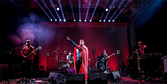 Kırmızı beyaz gece