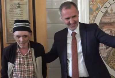 Engelli vatandaş sokakta bulduğu parayı belediyeye teslim etti