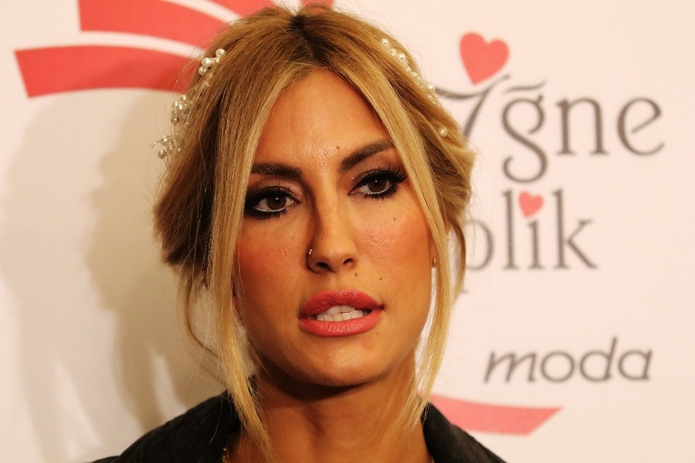 Çağla Şıkel, apar topar hastaneye kaldırıldı