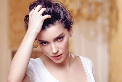 Merve Boluğur sarışın oldu! Yeni imajı sosyal medyayı salladı