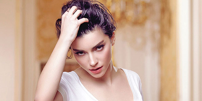 Merve Boluğur sarışın oldu! Yeni imajı sosyal medyayı salladı