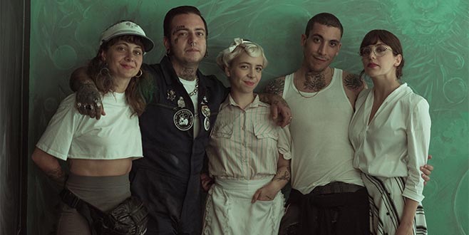 Eşiyle kamera karşısında