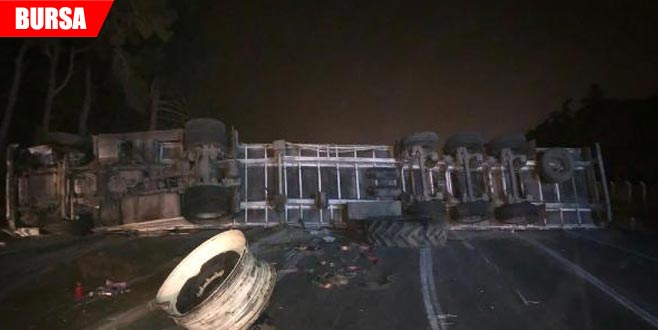 Korkunç kaza! Yol trafiğe kapandı… Korkunç kaza! Yol trafiğe kapandı…