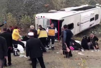 Servis aracı devrildi: 30 yaralı