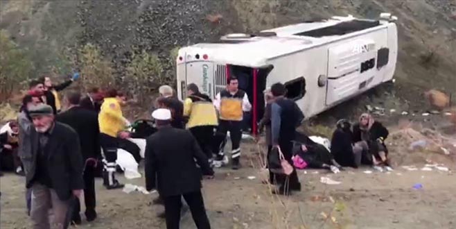 Servis aracı devrildi: 30 yaralı Servis aracı devrildi: 30 yaralı