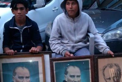 Çöpe atılan Atatürk fotoğraflarına sahip çıktılar