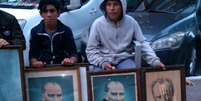 Çöpe atılan Atatürk fotoğraflarına sahip çıktılar