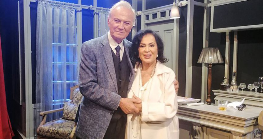 Türkan Şoray Ediz Hun’u sahnede yalnız bırakmadı Usta oyuncu Türkan Şoray, yıllarca Yeşilçam'da birlikte rol aldığı sanatçı