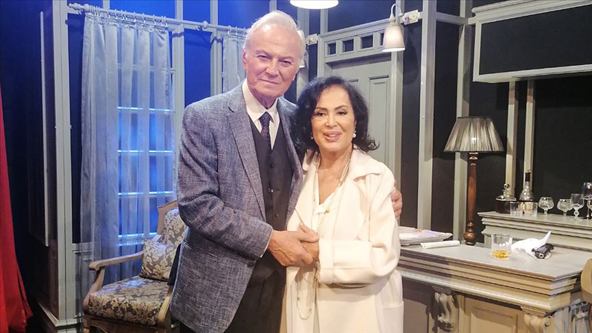 Türkan Şoray Ediz Hun’u sahnede yalnız bırakmadı Türkan Şoray Ediz Hun’u sahnede yalnız bırakmadı