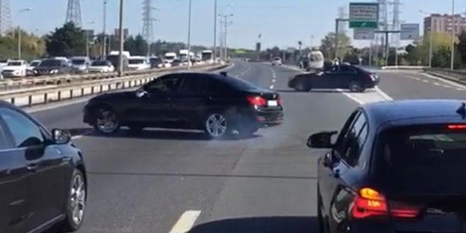 Otoyolu kapatıp ‘drift’ yapan 5 sürücü gözaltına alındı Otoyolu kapatıp ‘drift’ yapan 5 sürücü gözaltına alındı