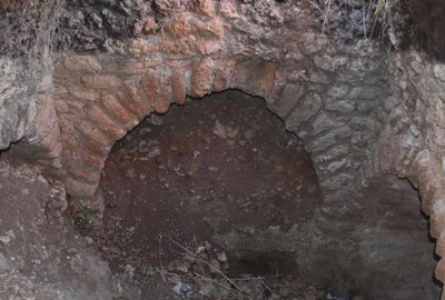 Tarlayı sürerken anıtsal ikiz mezar buldu