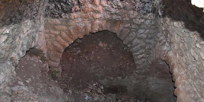 Tarlayı sürerken anıtsal ikiz mezar buldu