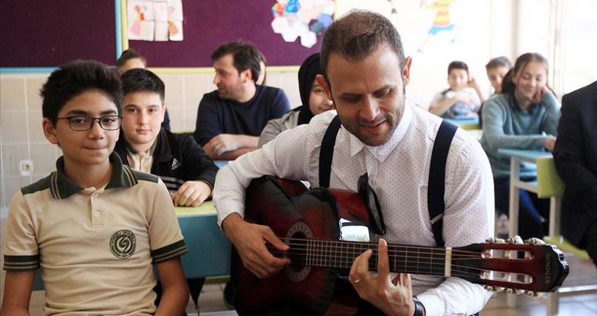 Bestekar öğretmen albümünün geliriyle okulda müzik atölyesi kurdu Ankara'da bir okulda öğretmenlik yapan, aynı zamanda şarkı sözü yazan