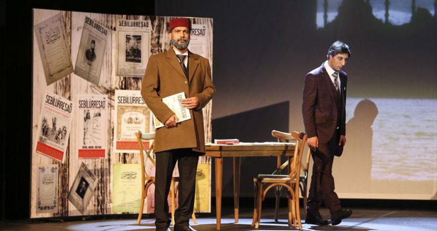 Mehmet Akif Ersoy’un hayatı tiyatro sahnesinde İstiklal şairi Ersoy'un hayatı, Milli Mücadele'ye katkıları ve yazarlık yönünün
