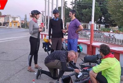 Bisikletle ülke ülke geziyorlar