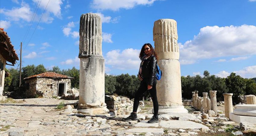 Bir adımla 2 bin 200 yıllık zaman yolculuğu Muğla'daki Stratonikeia Antik Kenti'ndeki yaklaşık 2 bin 200 yıllık yol,