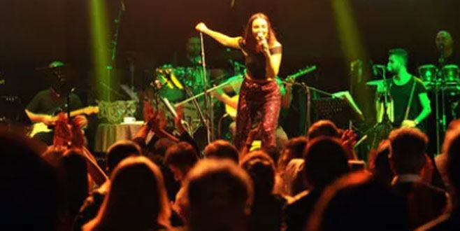 Ünlü şarkıcı Bursalıları coşturdu!