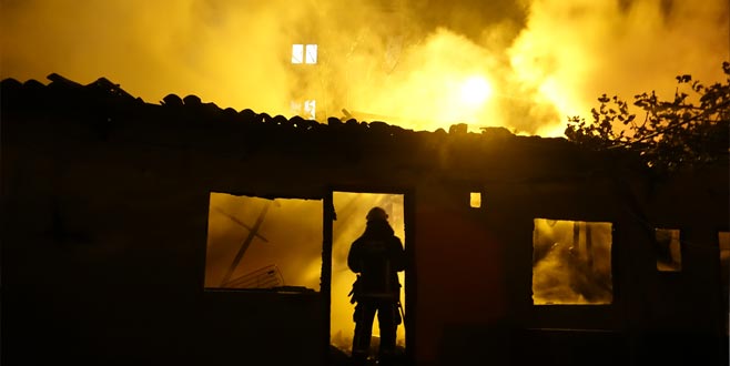 Bursa’da geceyi alevler aydınlattı Bursa'nın Nilüfer ilçesinde çıkan yangında, tek katlı müstakil ev kül