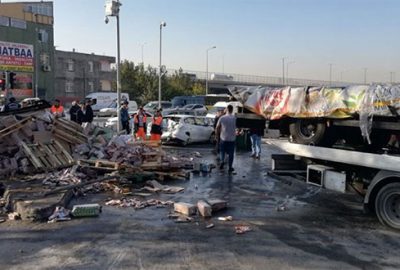 Meyve suyu yüklü kamyonet 3 araca çarparak durabildi